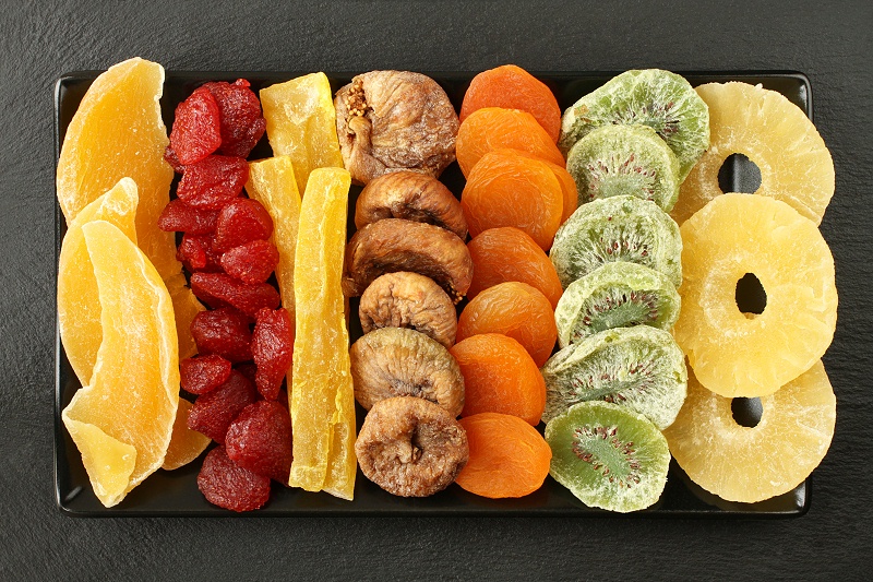 千庫網_芒果、木瓜、獼猴桃、菠蘿、干草莓、無花果、杏子等水果, 躺在黑色石頭表面的黑色陶瓷板上。宏觀_攝影圖編號20106491